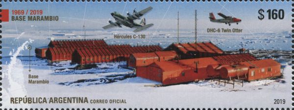Hércules C-130 and DHC-6 Twin Otter over Base