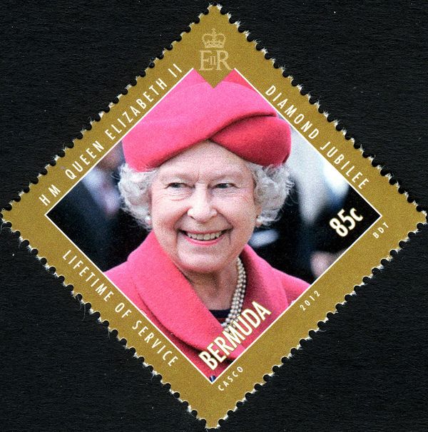 Queen in pink outfit at service of Thanksgiving for her 80th