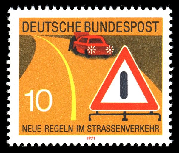 Use warning lights and warning triangle in case of breakdown