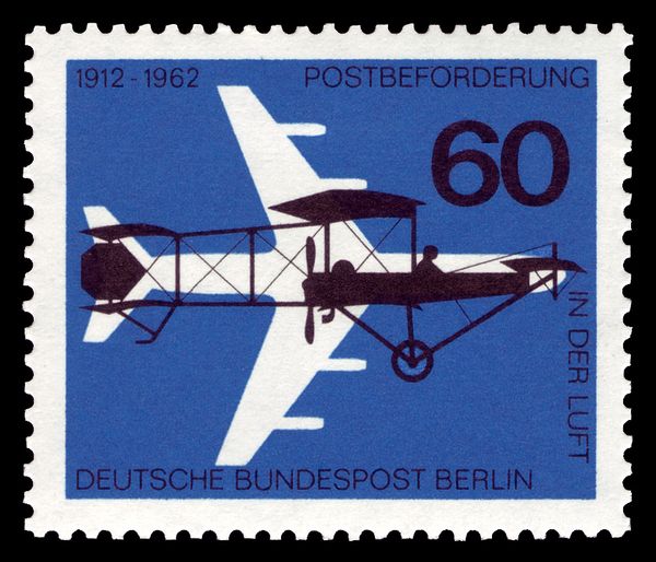 'Yellow dog' 1912 in front of a jet aircraft (aircraft of th