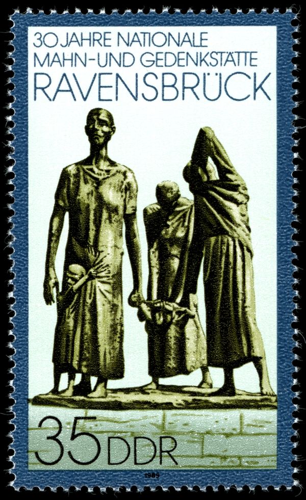 Mothers group, bronze sculpture