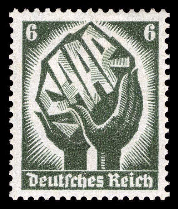 Two hands holding a piece of coal with inscription "Saar"