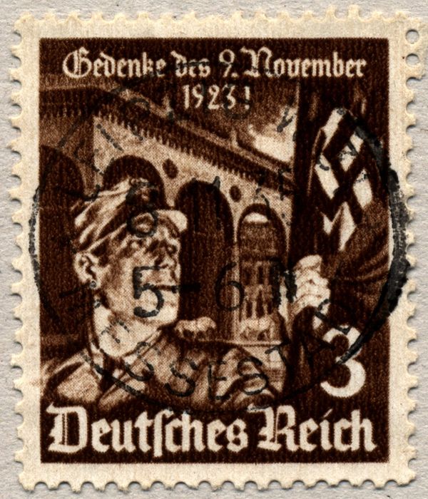Standard bearer of the SA in front of the Feldherrnhalle, Mu