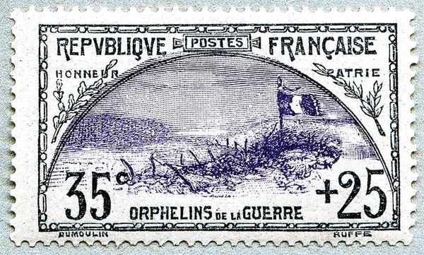 Orphelins de guerre - Tranchée et drapeau