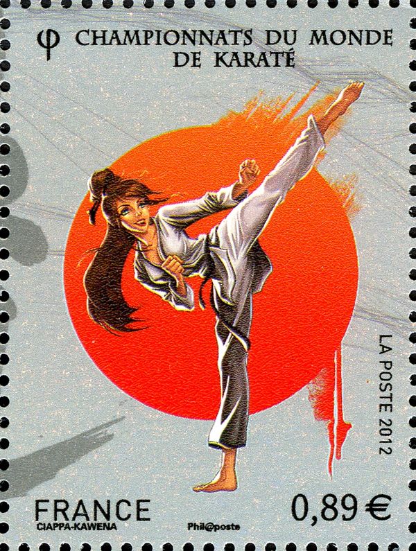 Combattante réalisant un Mawashi Geri