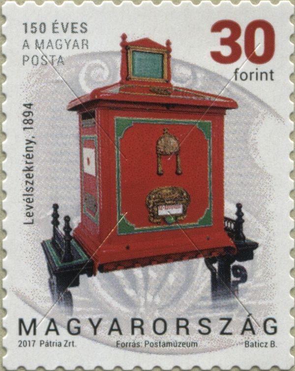 Post box with an emptying mechanism