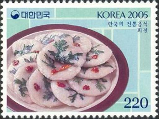 Hwajeon (Fried rice cakes and flower petals)