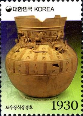 Long-necked Jar with clay figurines