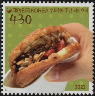 Ssiat Hotteok (Sweet Filled Pancake)