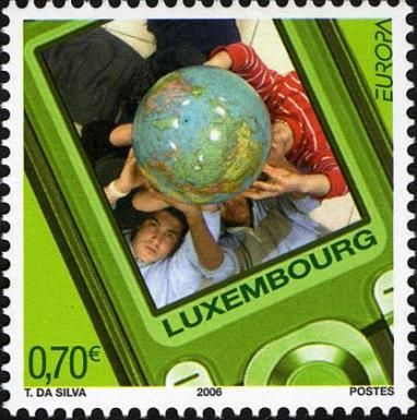 Hands holding a Globe (by Tamara da Silva)