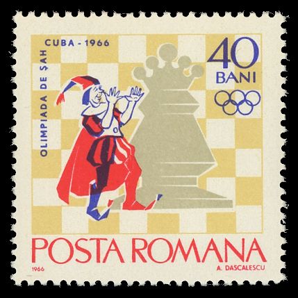 Fool & queen in front of chessboard