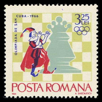 Fool & queen in front of chessboard