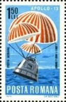 Apolo XIII descending on parachutes just before landing