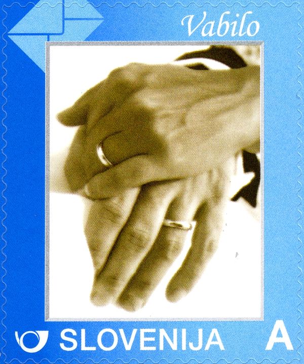 Newly married couple hands