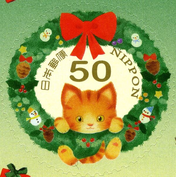 A christmas wreath and a kitten