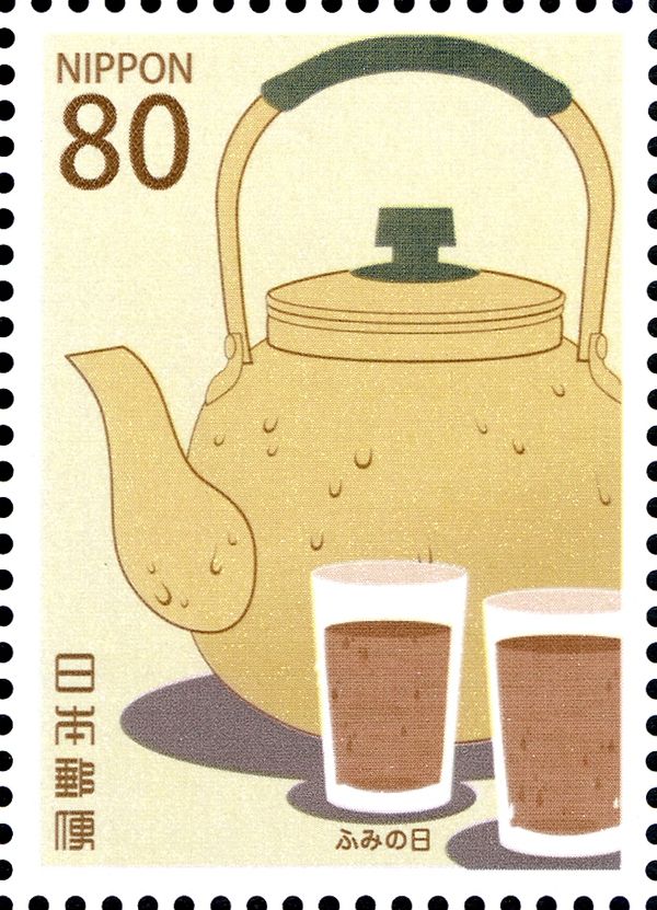 A kettle and two glasses of cold barley tea