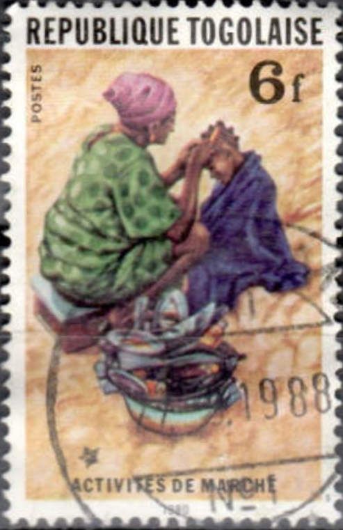 Coiffeuse frisant une fillette