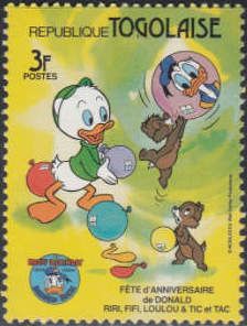 Huey and Chip 'n' Dale blowing up the balloons
