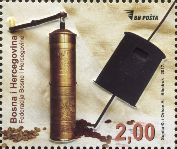 Handy coffee grinder and traditional coffee grinding device