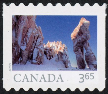 Qarlinngua Sea Arch, Nunavut