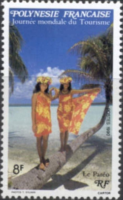 Polynesian beauties dressed in sarongs